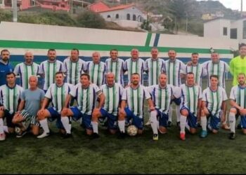 Veteranos com uma vitória por 5-0 na estreia